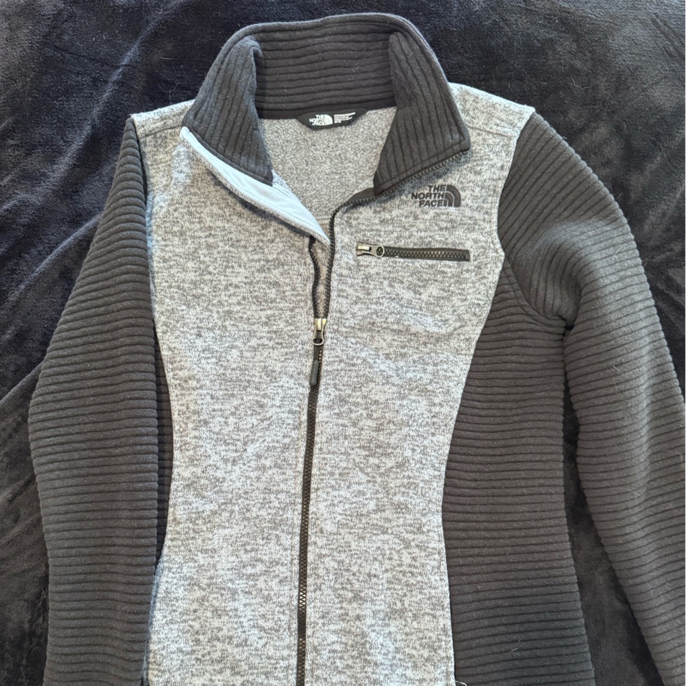 North face womens gray and black ribbed zip up jacket. Size Medium